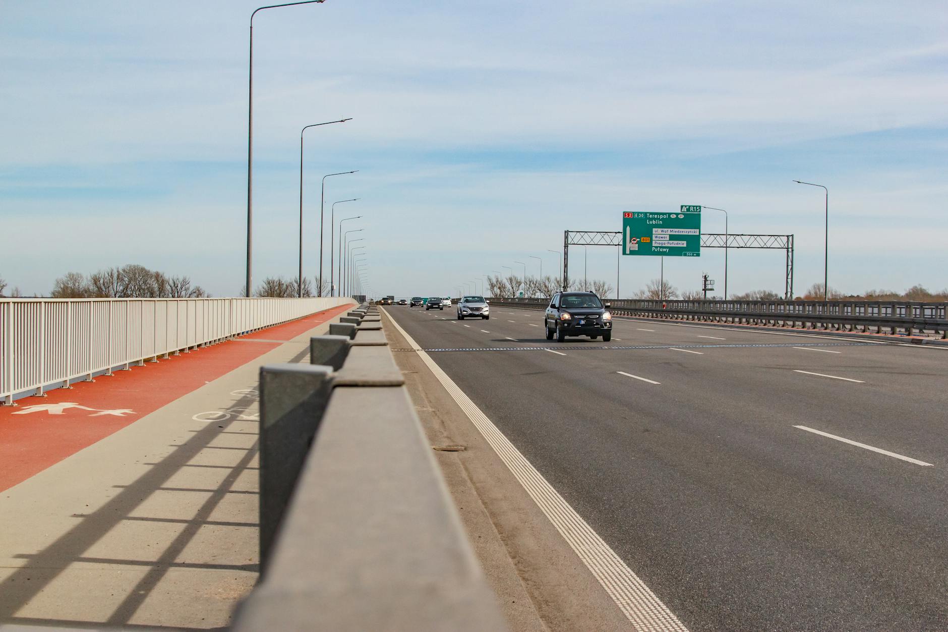 Mapa infrastruktury i usług w Wysokiem Mazowieckiem, przedstawiająca rozmieszczenie sklepów, aptek i szkół.